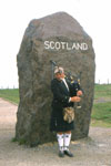 Man in kilt playing the bagpipes (Mann im Kilt mit Dudelsack): Carter Bar, Scotland (Schottland) - EMAIL ME!